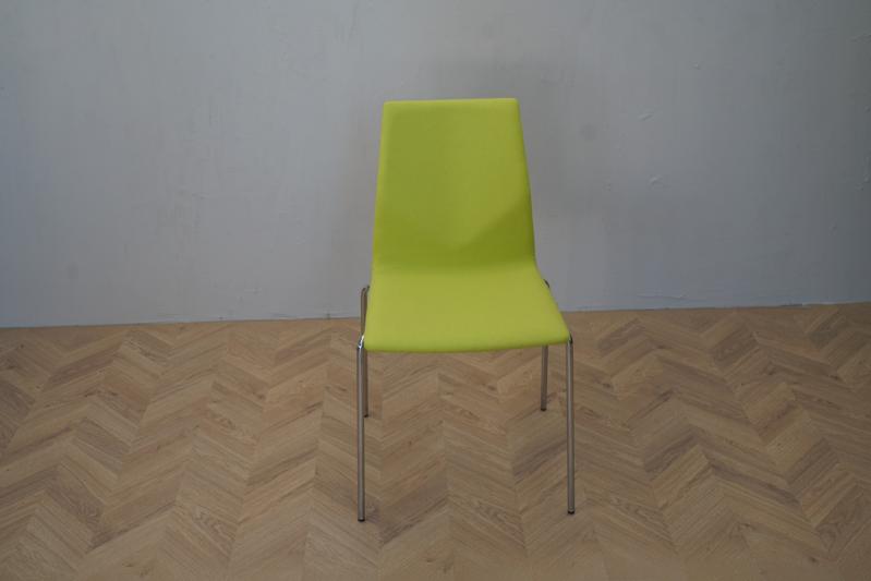 Four Design gul konferencestol set forfra – polstret sæde og ryg i dansk ergonomisk design